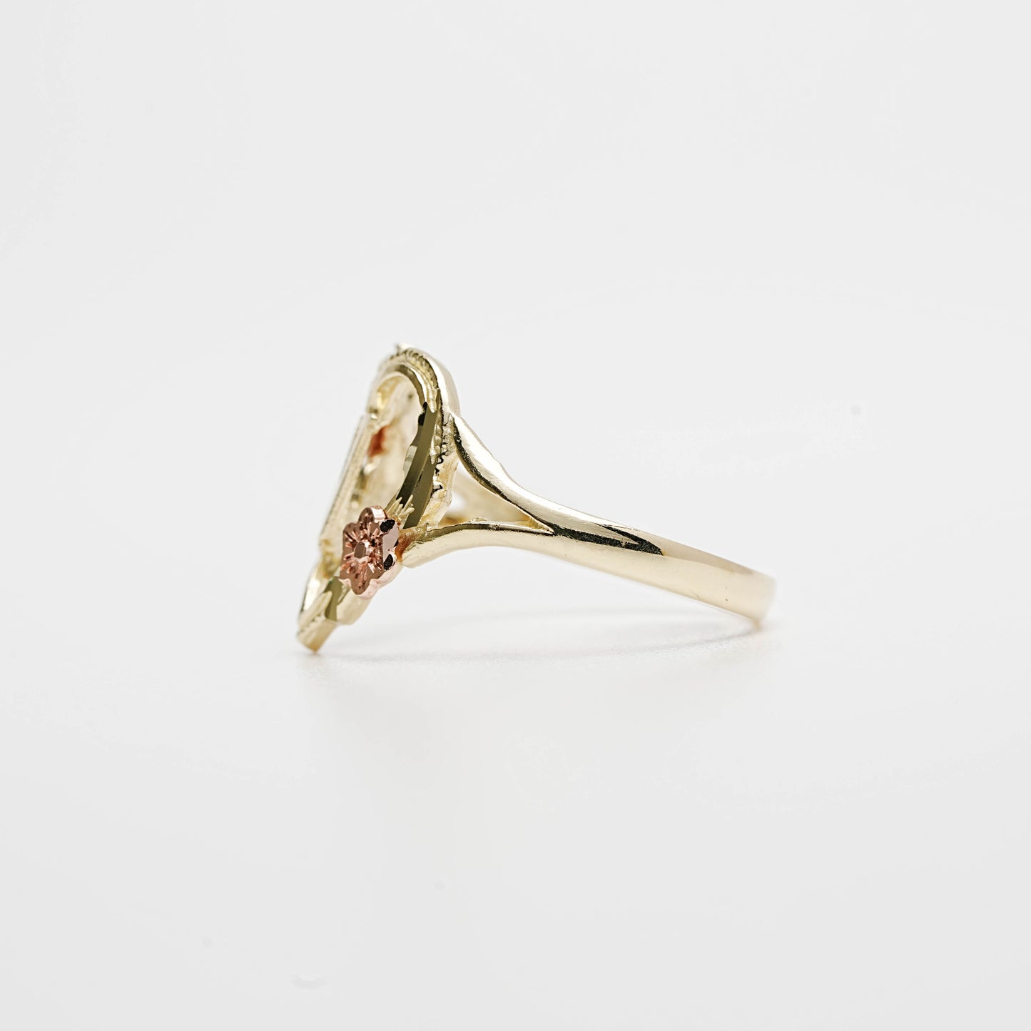 10K Heart Initial V Ring